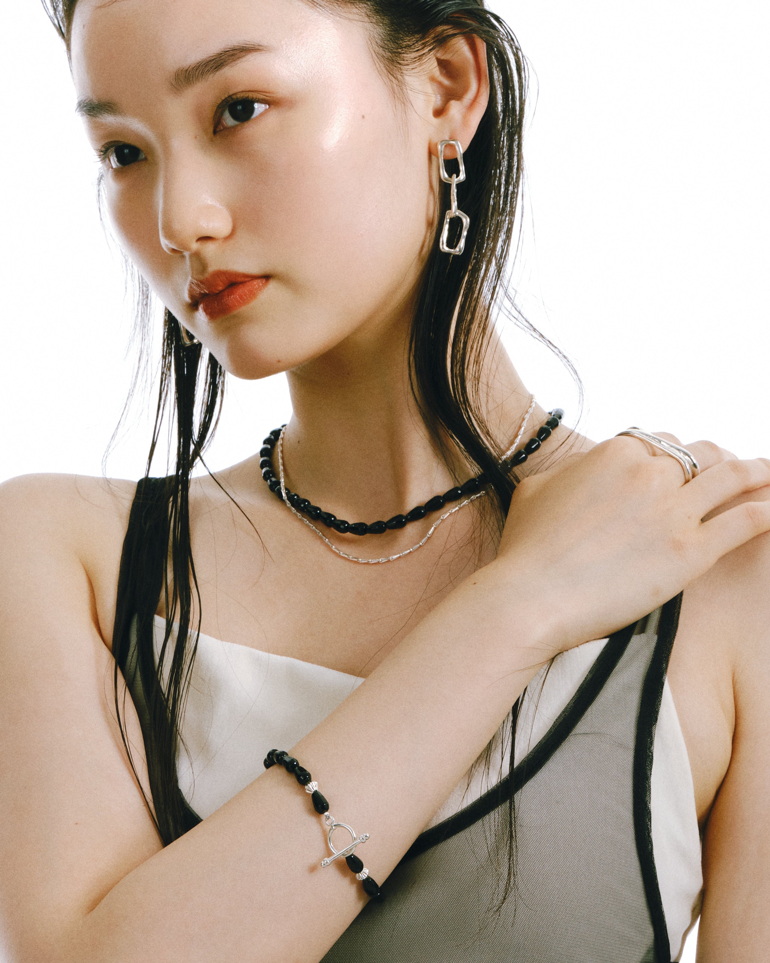 さりげなく、でも確実に印象を変える。7月に取り入れたいマストジュエリー